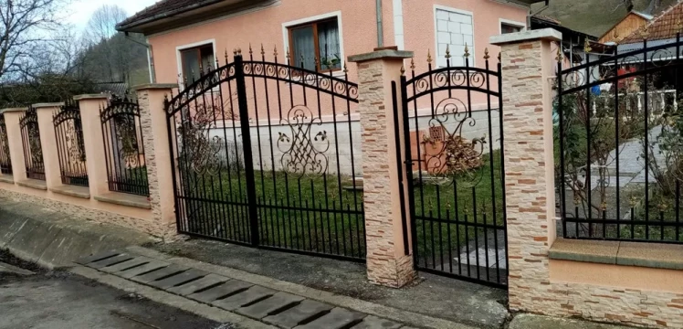 Confectionez panouri de gard si porti